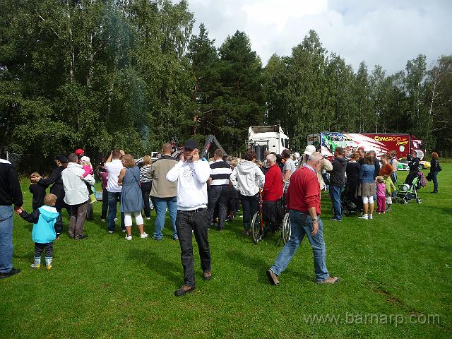 P1020330.JPG - Mycket folk på plats som ville se och höra traktorn