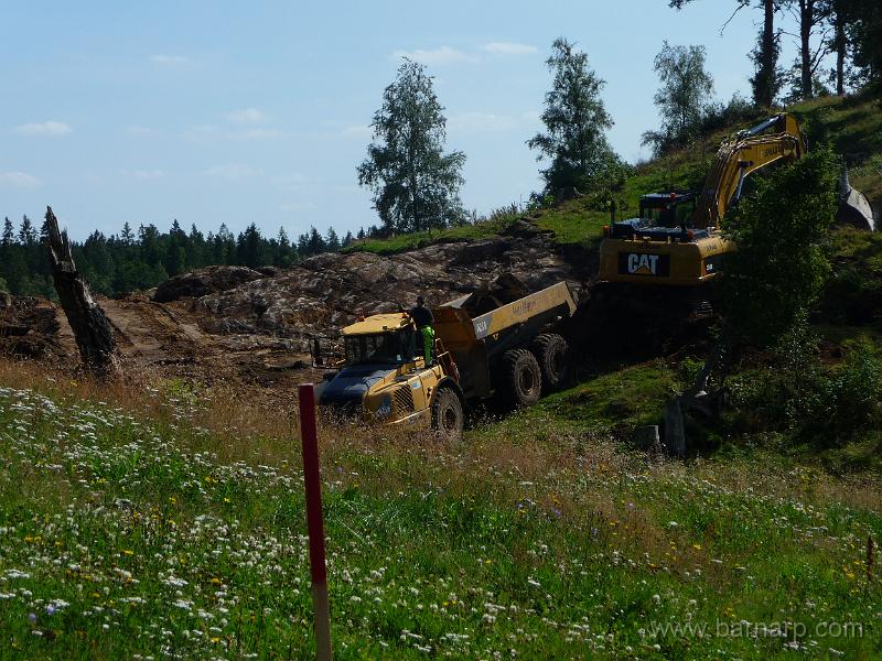 P1080109.JPG - Söder om Lillängen har bergen börjat skalas av inför sprängningsarbeten. 