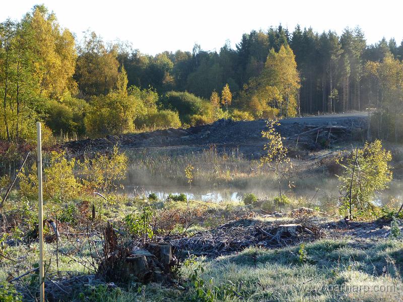 P1080237.JPG - För att kunna fortsätta sista biten västerut måste det byggas en bro över ån.