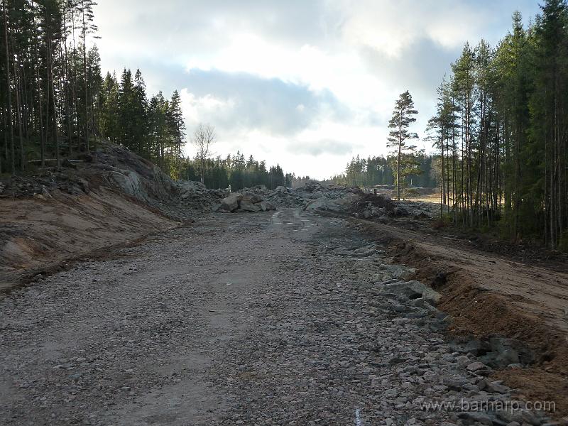 P1080400.JPG - Nu är det inte mycket berg kvar mellan Lovsjövägen och...