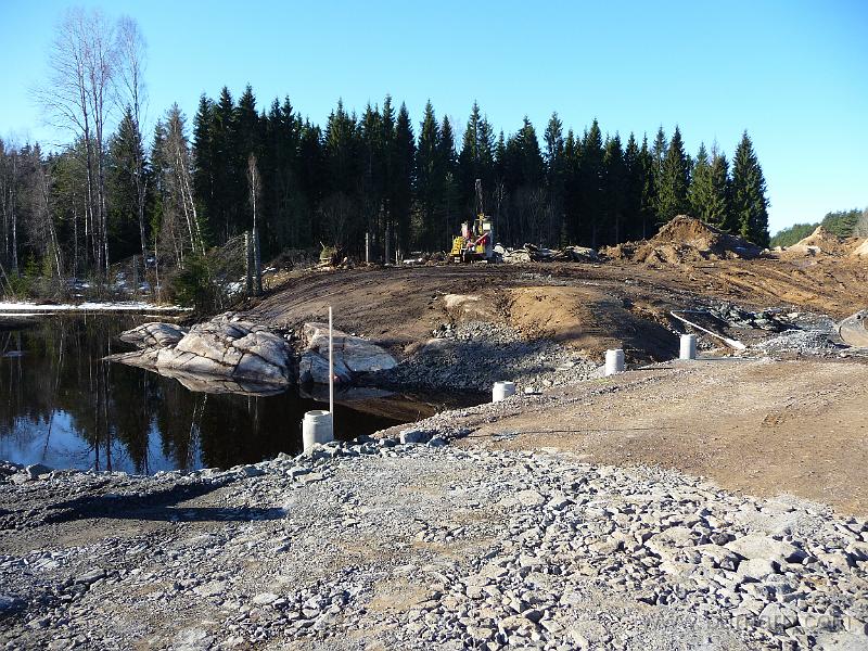P1080603.JPG - Omledningen av ån är klar och grundläggningen för vägen är klar.
