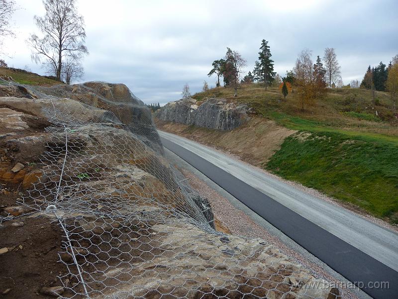 P1080920.JPG - Samtidigt pågår asfalteringsarbeten utmed sträckan.