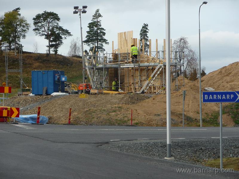 P1080937.JPG - Formning av brofäste två till gång- och cykelväg pågår.