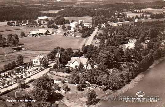 flygfoto.jpg - Flygfoto över kyrkan och gamla församlingsgården