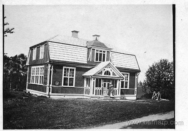 sockenstugan.jpg - Sockenstugan mitt emot kyrkan (riven 1952)