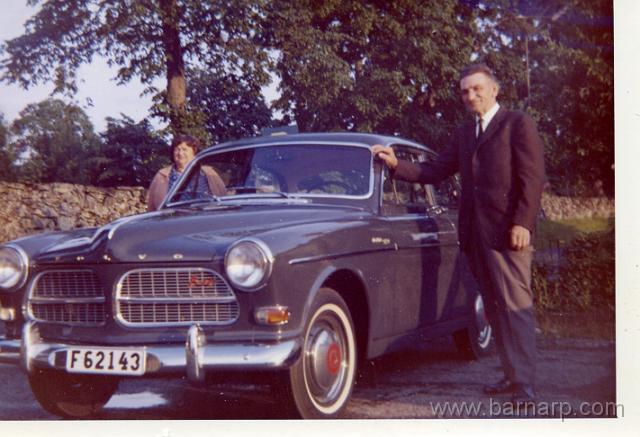 barnarp_oskar_sara_amazon_1964.jpg - Oskar och Sara "på Berget" och deras Amazon 1964