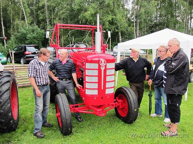 06.jpg - Peter, Evert, Lars, Urban och Lennart diskuterar Bolinder Munktell