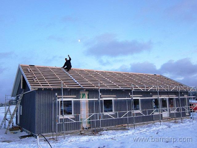 59_kl15_klart_att_lagga_tegel_i_morgon.jpg - I morgon börjar vi med taket