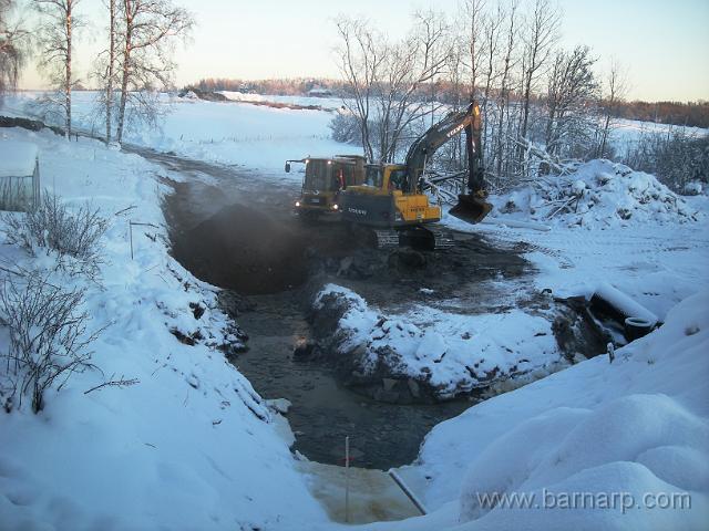 gravarbeten_27_dec.jpg - Grävarbeten för VA (27 dec 2010)