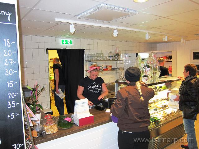 007.JPG - Kunderna strömmar till
