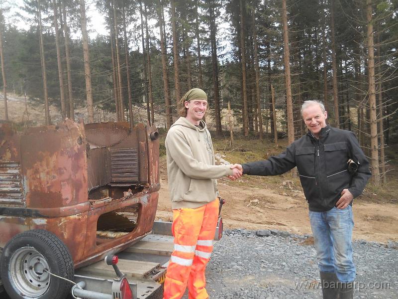 1494436.jpg - Både markägaren och Ben är nöjda med att bussen har hittat ett nytt hem.