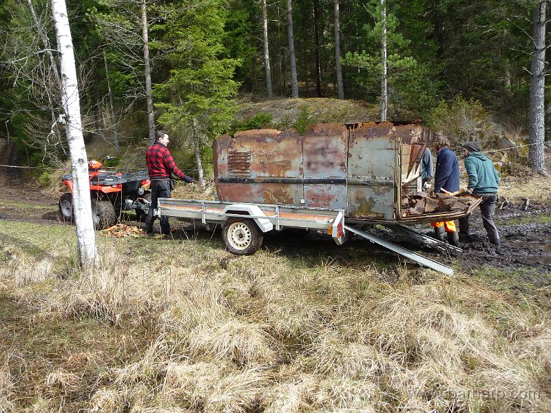 P1080707.JPG - Vid kanten av kärret lastades karossen på en släpkärra...