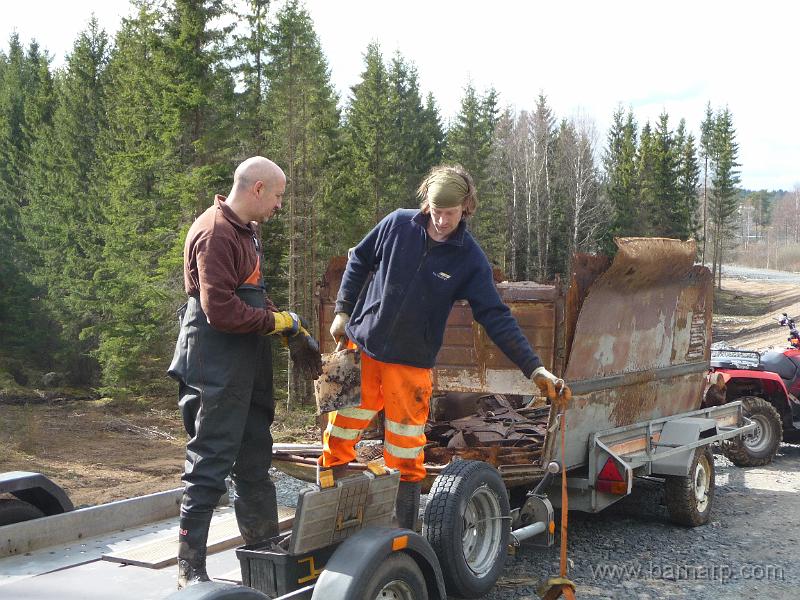 P1080720.JPG - Framme vid nya förbifarten lastades delarna över på en annan släpkärra.